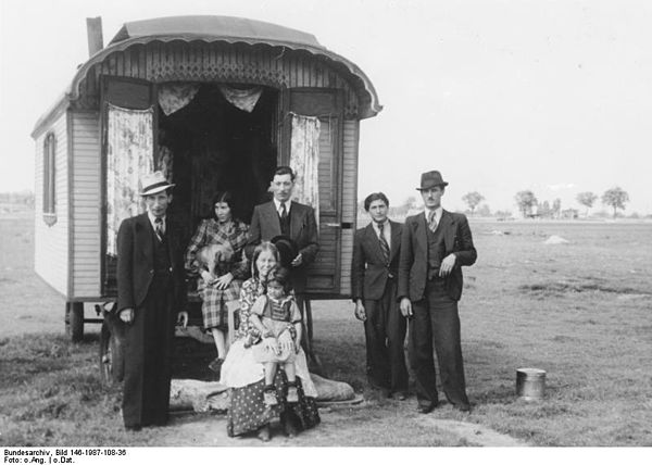 Bundesarchiv Bild 146 1987 108 36 Halle Lagerplatz von Zigeunern