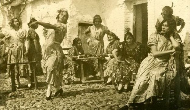 Granada. Grupo de gitanas bailando. Ftf.Manuel Torres Molina. ceres.mcu_.es