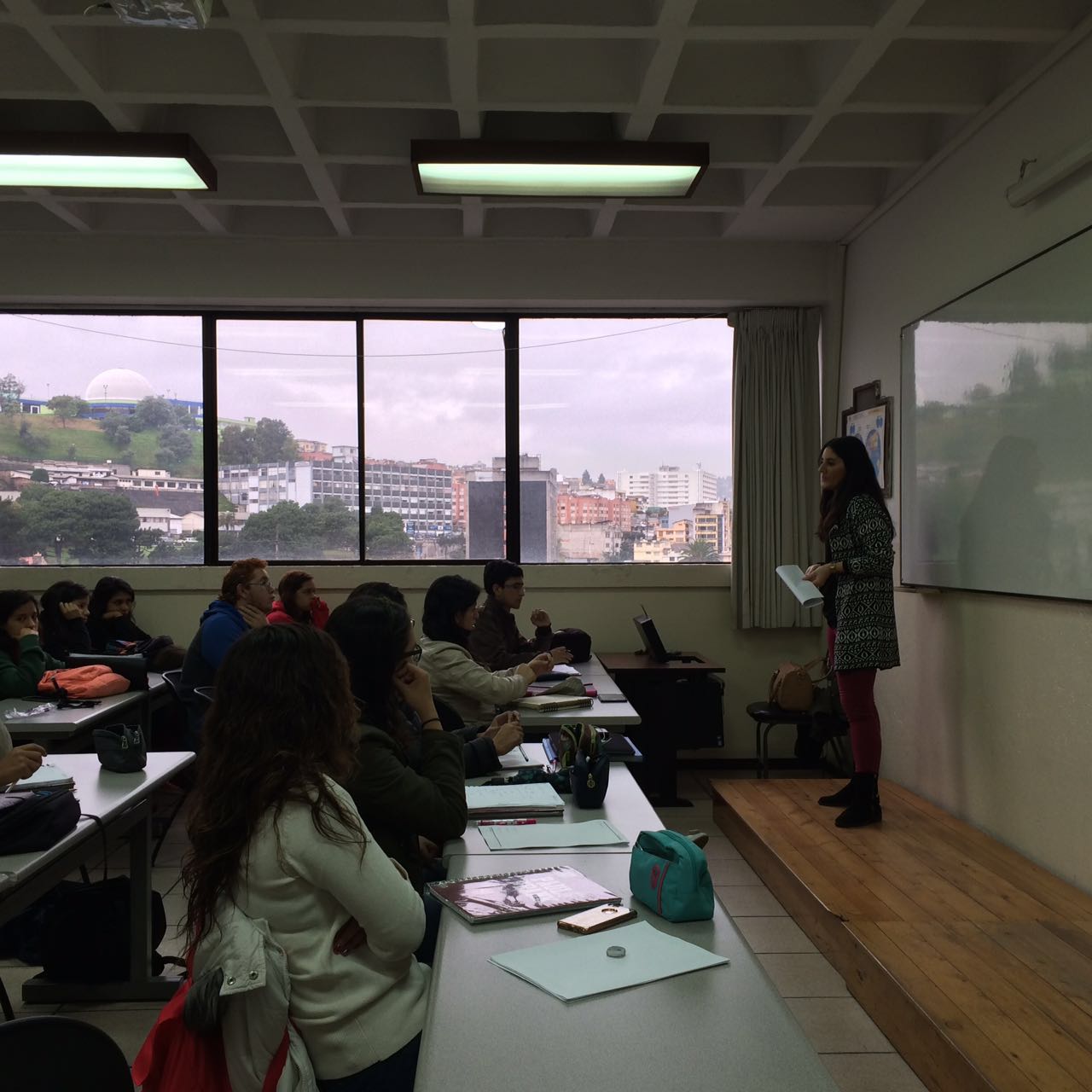 Marta Fernandez exponiendo a los alumnos de la PUCE las lineas principales de su investigacion