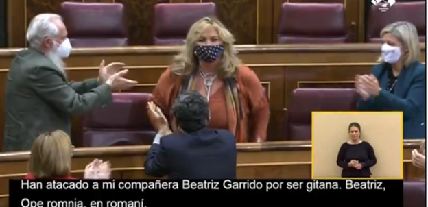 aplauso cerrado en homenaje a la diputada gitana Beatriz Carrillo de los Reyes